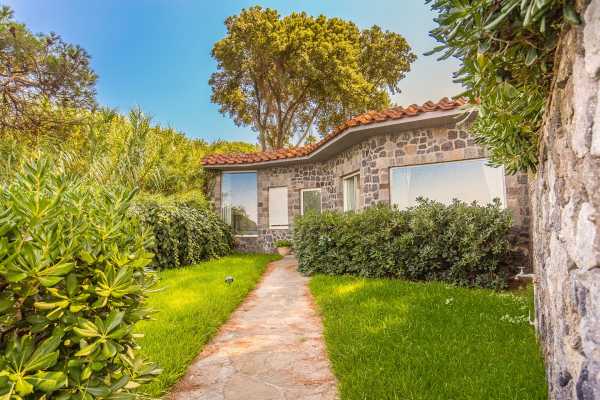 Book now your holiday in Ischia in Campania in this wonderful private villa with pool on the sea in Ischia in the province of Naples in Campania 8