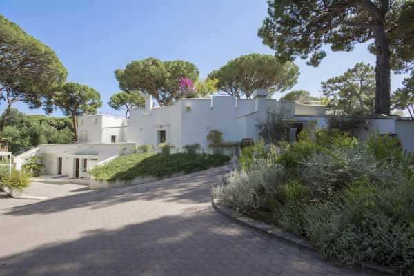 Seafront vacation villa rental with pool in Roccamare Castiglione della Pescaia, Maremma Tuscany. Villa with 7 bedrooms and 7 bathrooms 9