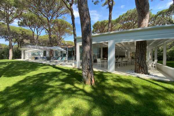 private villa by the sea for rent in Castiglione della Pescaia with swimming pool and large private park and exclusive place on the beach 15