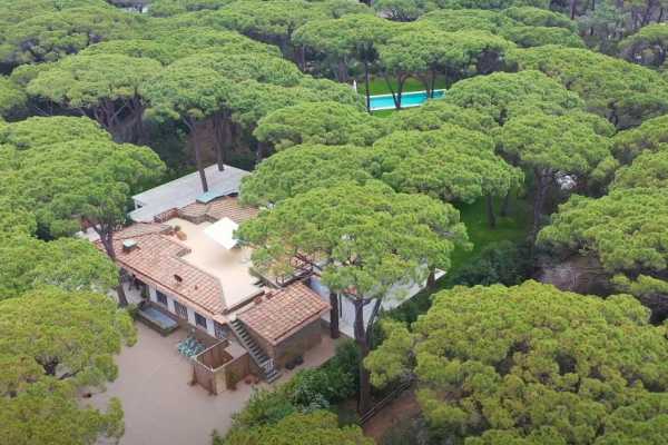 private villa by the sea for rent in Castiglione della Pescaia with swimming pool and large private park and exclusive place on the beach 5