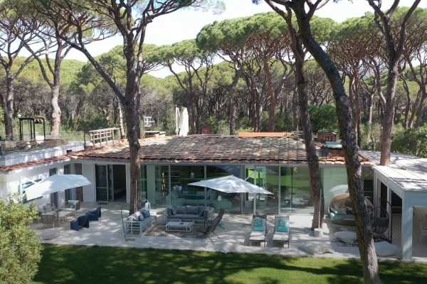 private villa by the sea for rent in Castiglione della Pescaia with swimming pool and large private park and exclusive place on the beach 3