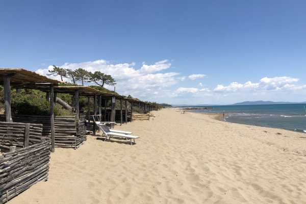 private villa by the sea for rent in Castiglione della Pescaia with swimming pool and large private park and exclusive place on the beach 11