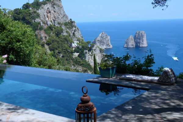 Holidays in Capri in a house for rent with swimming pool and Jacvuzzi and sea view of the Faraglioni 20