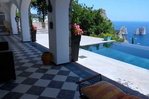 Holidays in Capri in a house for rent with swimming pool and Jacvuzzi and sea view of the Faraglioni 4