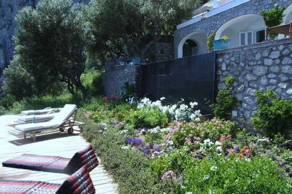 Holidays in Capri in a house for rent with swimming pool and Jacvuzzi and sea view of the Faraglioni 29