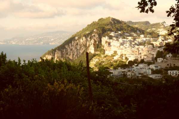 Holidays in Capri in a house for rent with swimming pool and Jacvuzzi and sea view of the Faraglioni 27