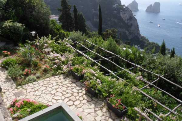 Holidays in Capri in a house for rent with swimming pool and Jacvuzzi and sea view of the Faraglioni 25