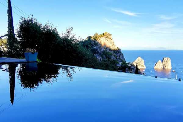 Holidays in Capri in a house for rent with swimming pool and Jacvuzzi and sea view of the Faraglioni 3
