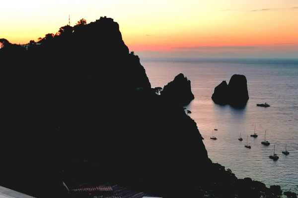 Holidays in Capri in a house for rent with swimming pool and Jacvuzzi and sea view of the Faraglioni 18