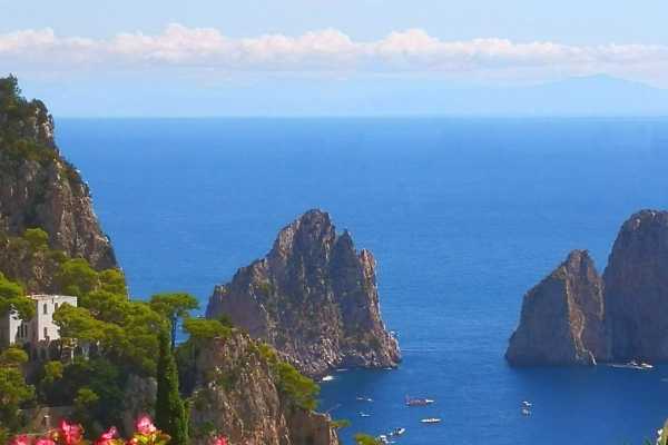 Holidays in Capri in a house for rent with swimming pool and Jacvuzzi and sea view of the Faraglioni 9
