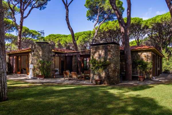 Book now your holiday Castiglione della Pescaia, Grosseto in Tuscany private villa near the sea, immersed in a beautiful pristine park