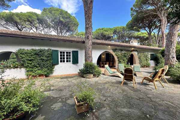 villa for rent for vacation with swimming pool, park and private and exclusive beach place in the Roccamare pine forest 6