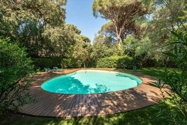 villa for rent for vacation with swimming pool, park and private and exclusive beach place in the Roccamare pine forest 2